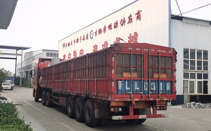 顆粒機(jī)生產(chǎn)線(xiàn)裝車(chē)完成.jpg