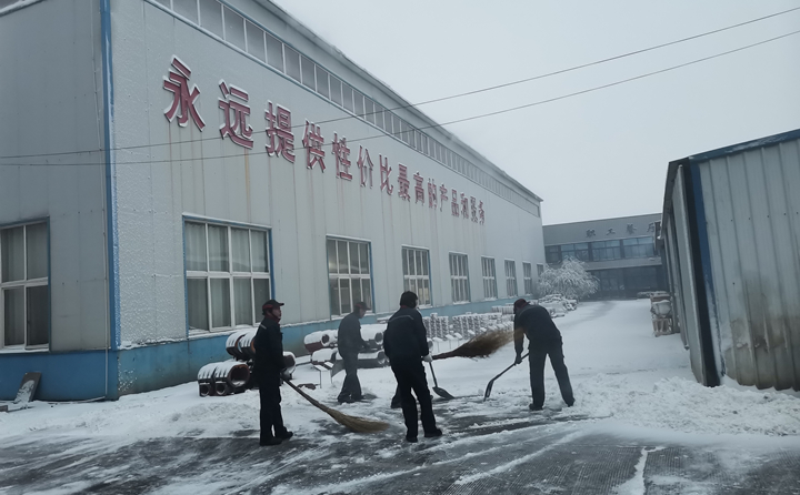 寒風(fēng)中，雪地里，他們的身影多么美麗.jpg