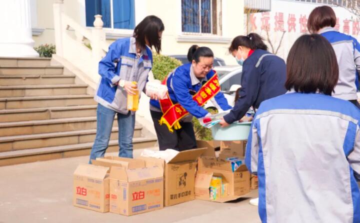 活動在一片歡聲笑語中進行，每一位女神都收到了公司準備的愛心玫瑰和禮物。.jpg