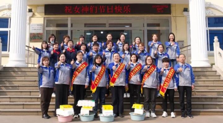 活動在一片歡聲笑語中進行，每一位女神都收到了公司準備的愛心玫瑰和禮物。.jpg